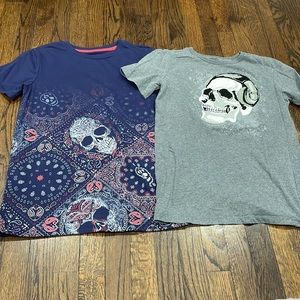 Epic thread gray Sherpa skull with headphones t-shirt and navy blue paisley L